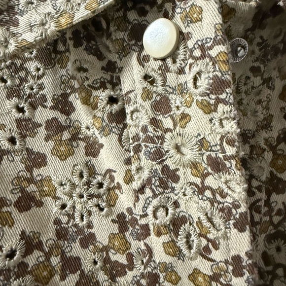 Cropped jacket. Eyelet / denim type material. - Picture 3 of 5